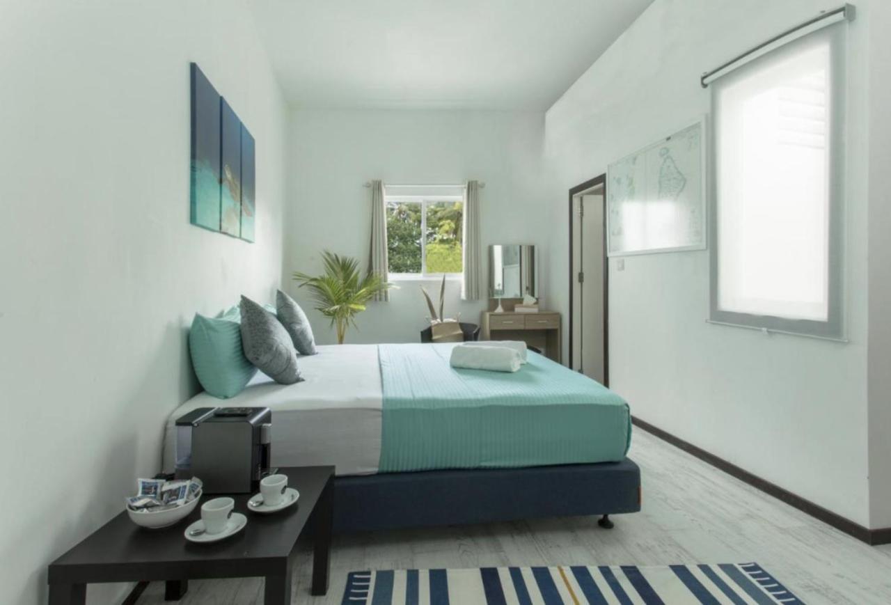 Varunula Surf Camp Thulusdhoo Bagian luar foto