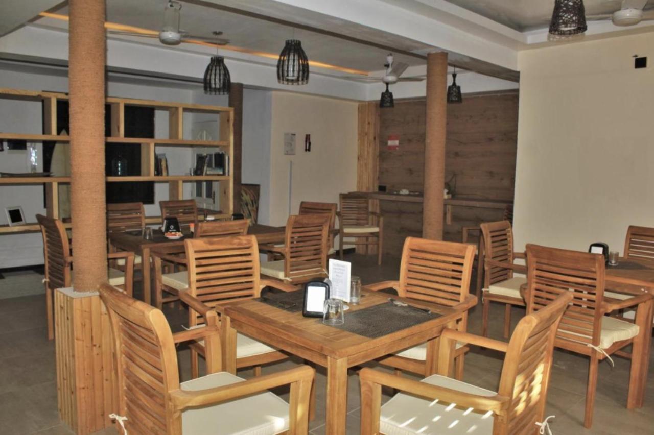 Varunula Surf Camp Thulusdhoo Bagian luar foto