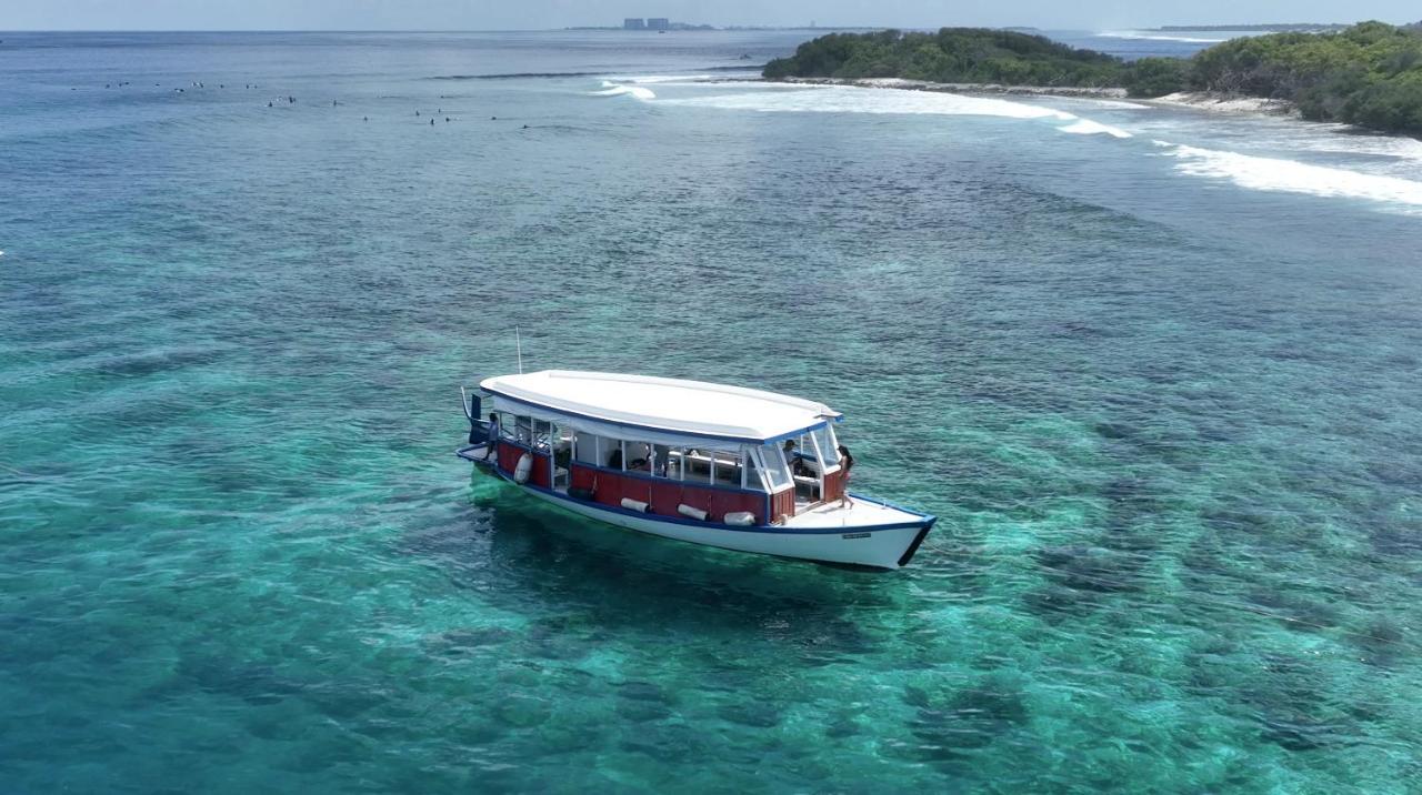 Varunula Surf Camp Thulusdhoo Bagian luar foto