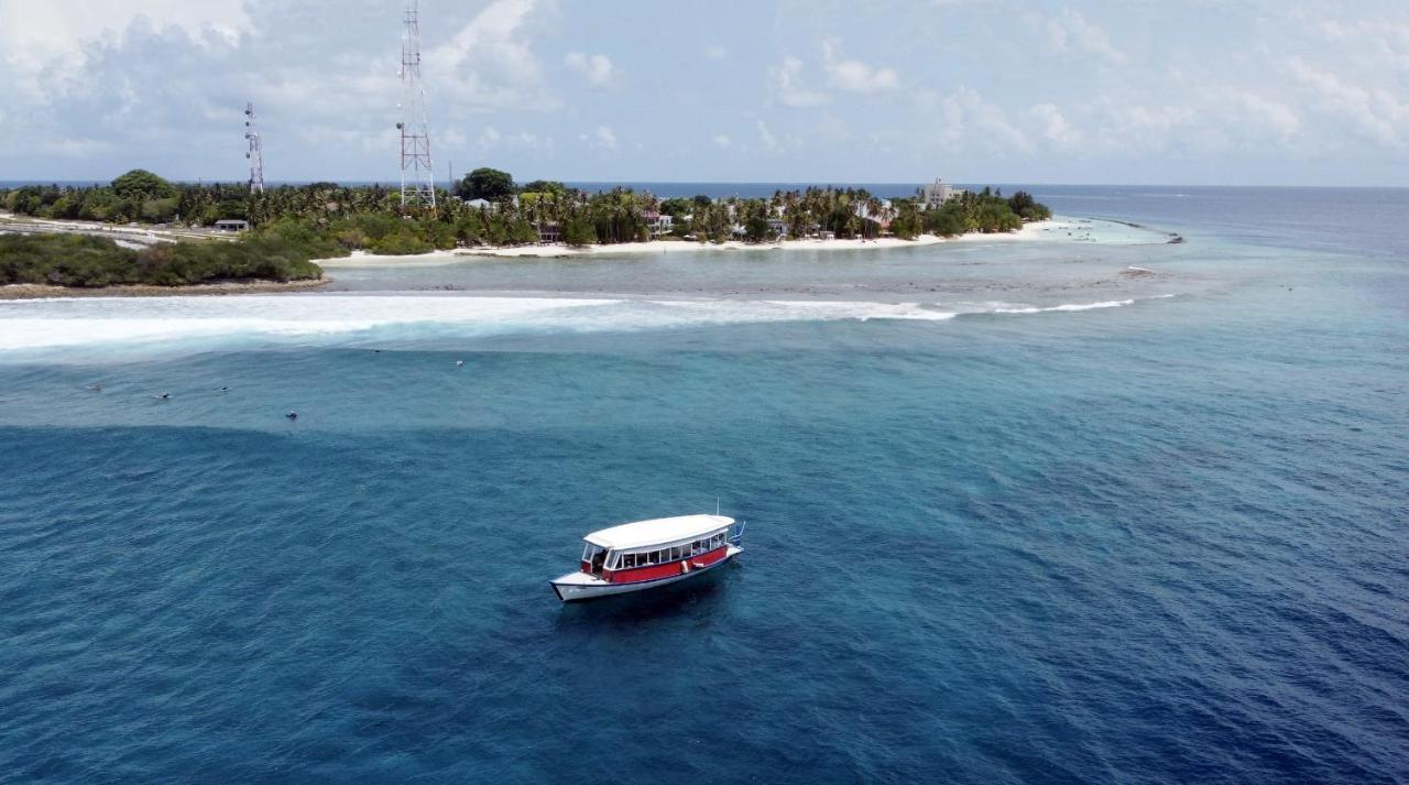 Varunula Surf Camp Thulusdhoo Bagian luar foto
