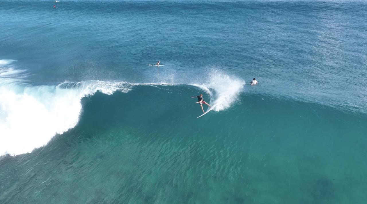 Varunula Surf Camp Thulusdhoo Bagian luar foto