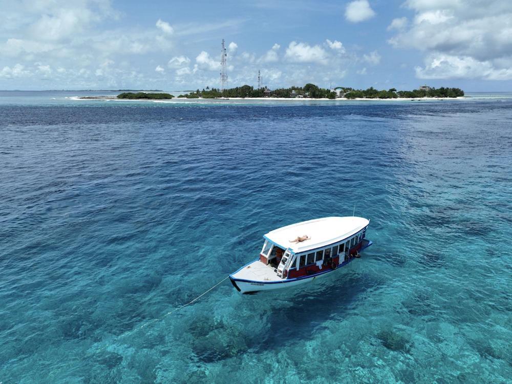 Varunula Surf Camp Thulusdhoo Bagian luar foto